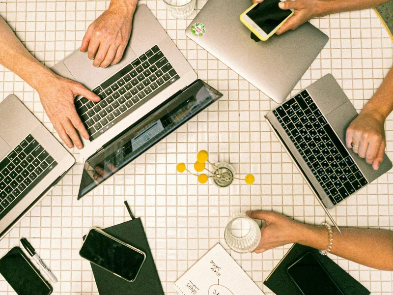 Équipe en collaboration professionnelle